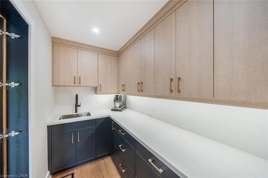 2038 15 Side Road, Milton, ON - Indoor Photo Showing Kitchen