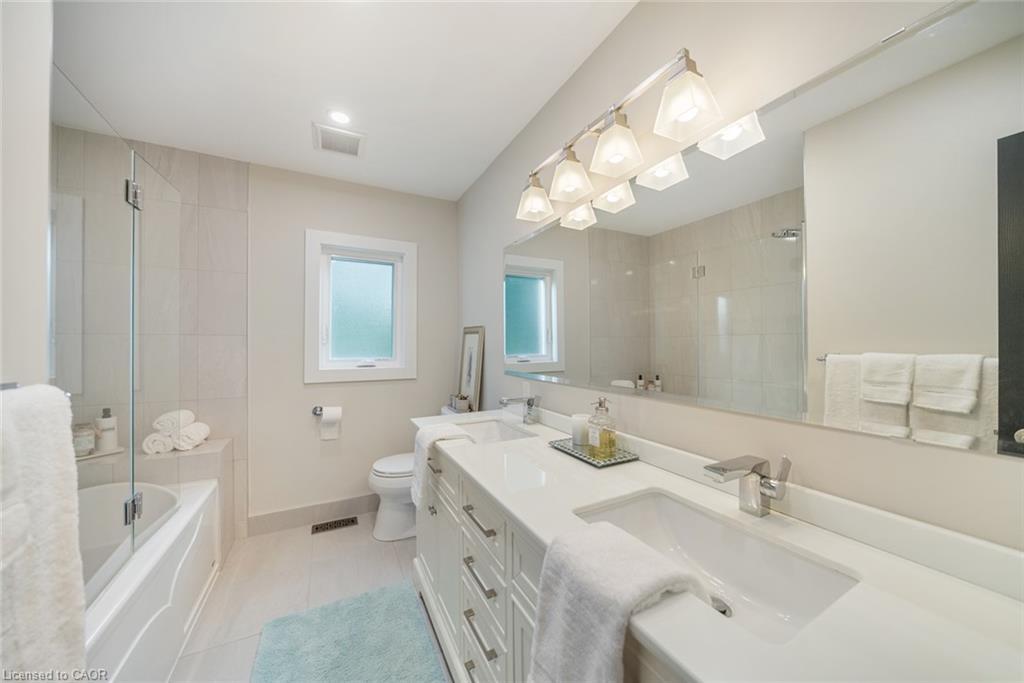 2038 15 Side Road, Milton, ON - Indoor Photo Showing Bathroom