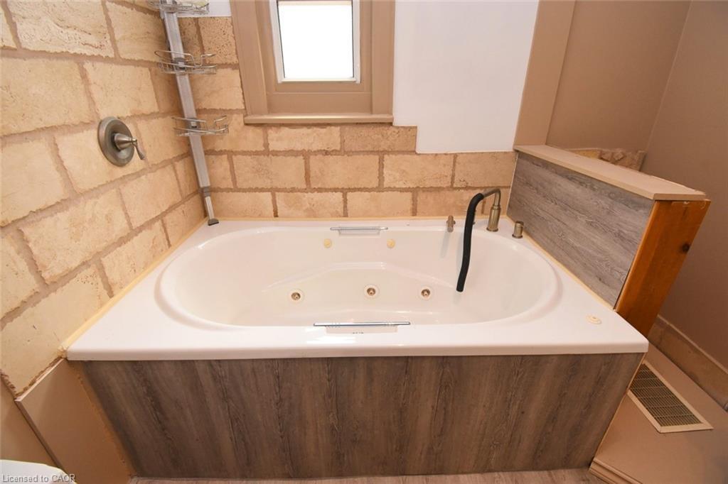 92 Gertrude Street, Hamilton, ON - Indoor Photo Showing Bathroom