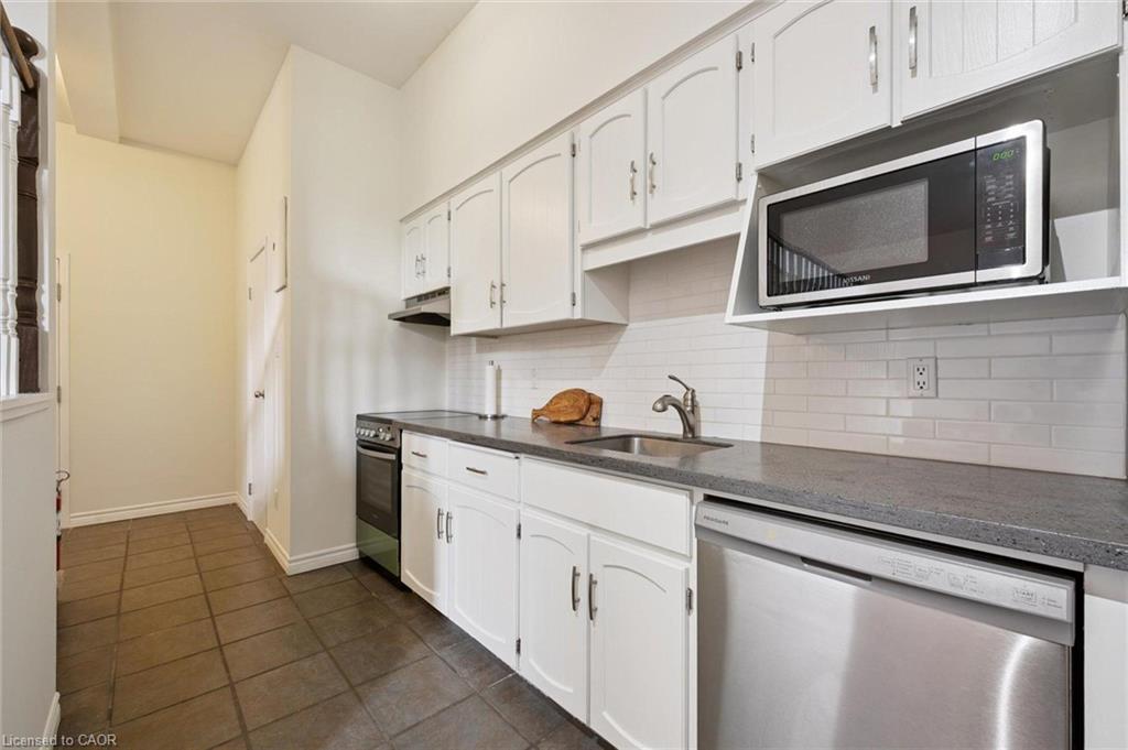 204-200 Woolwich Street, Guelph, ON - Indoor Photo Showing Kitchen