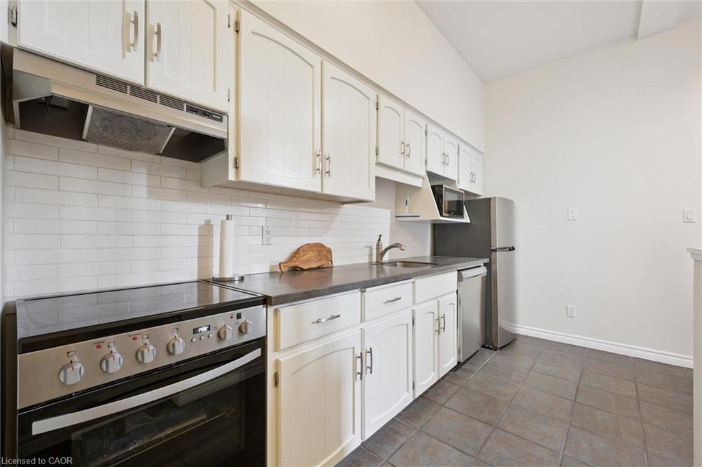 204-200 Woolwich Street, Guelph, ON - Indoor Photo Showing Kitchen