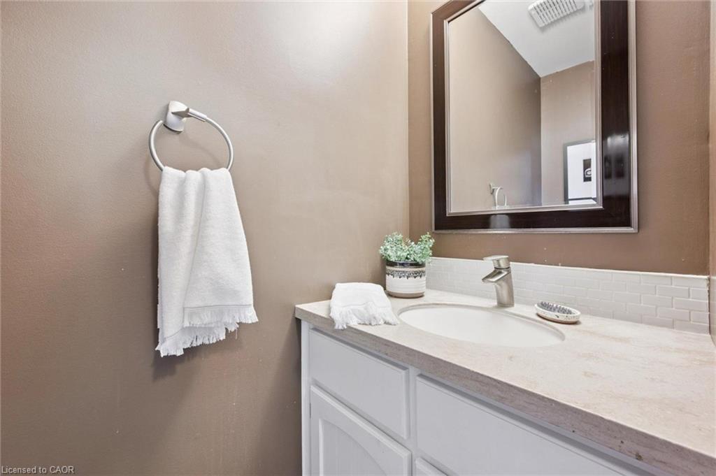 204-200 Woolwich Street, Guelph, ON - Indoor Photo Showing Bathroom