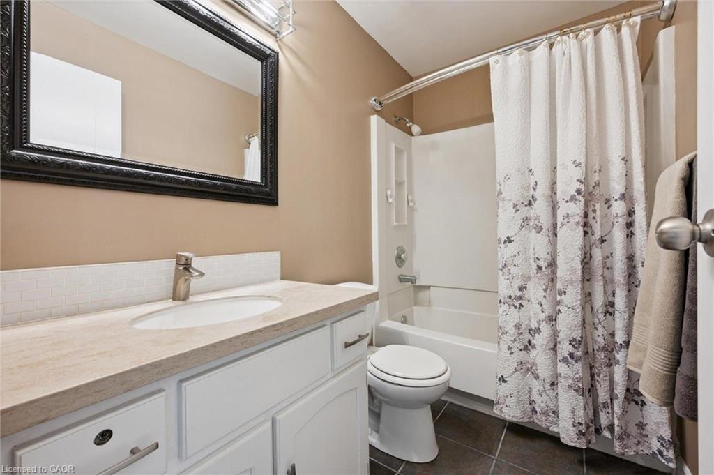 204-200 Woolwich Street, Guelph, ON - Indoor Photo Showing Bathroom