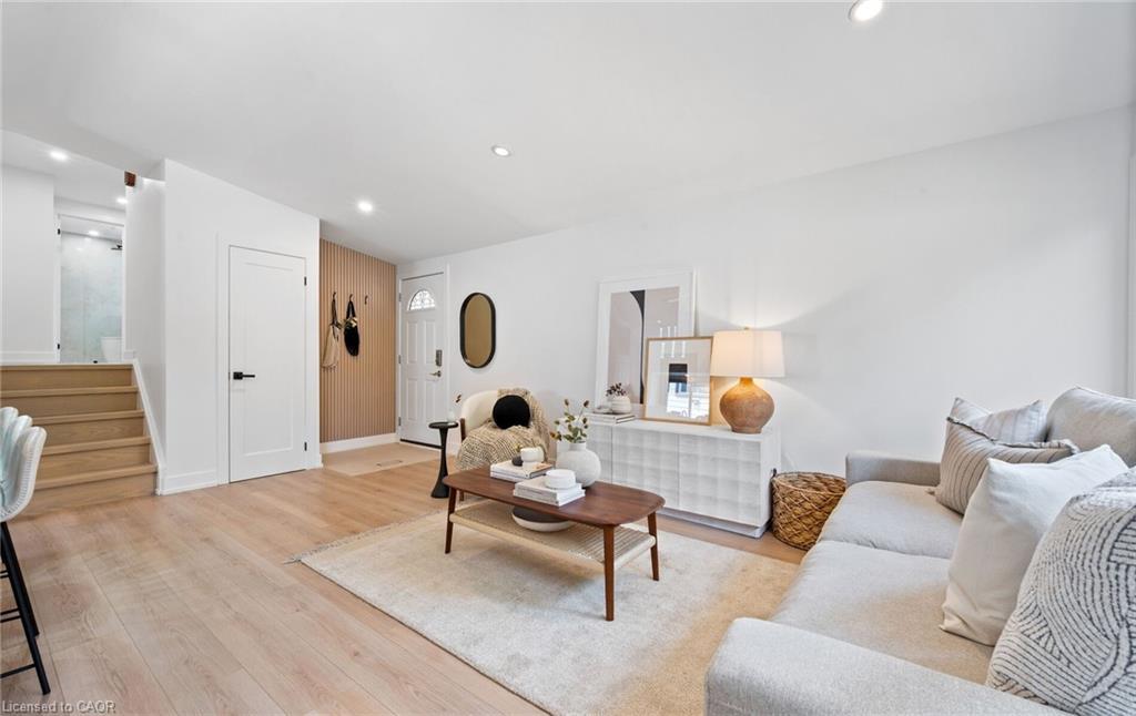 105 Lilacside Drive, Hamilton, ON - Indoor Photo Showing Living Room