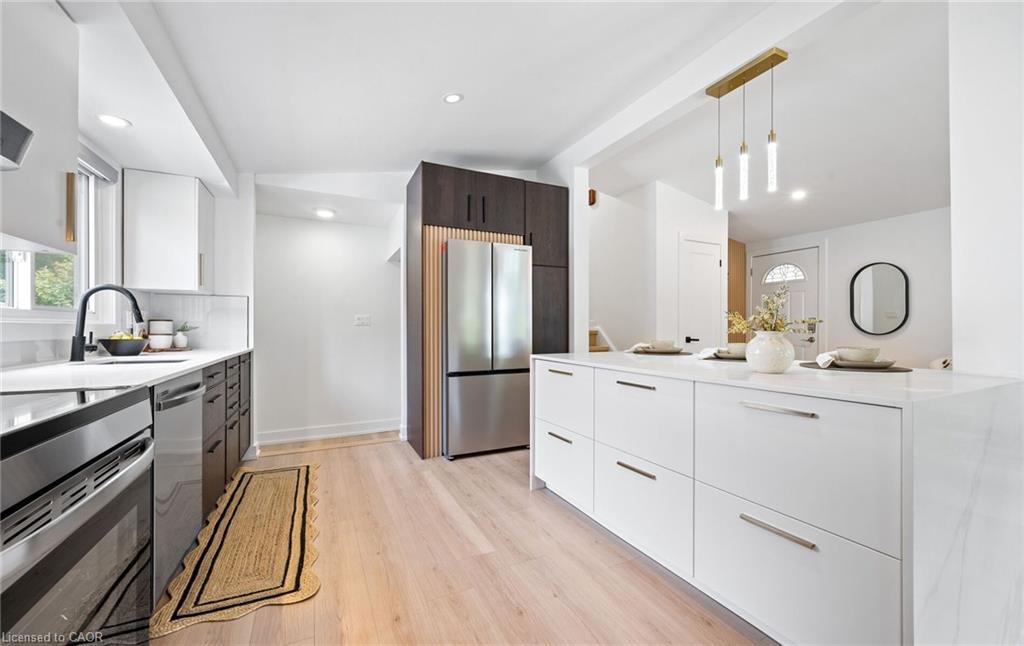 105 Lilacside Drive, Hamilton, ON - Indoor Photo Showing Kitchen With Upgraded Kitchen