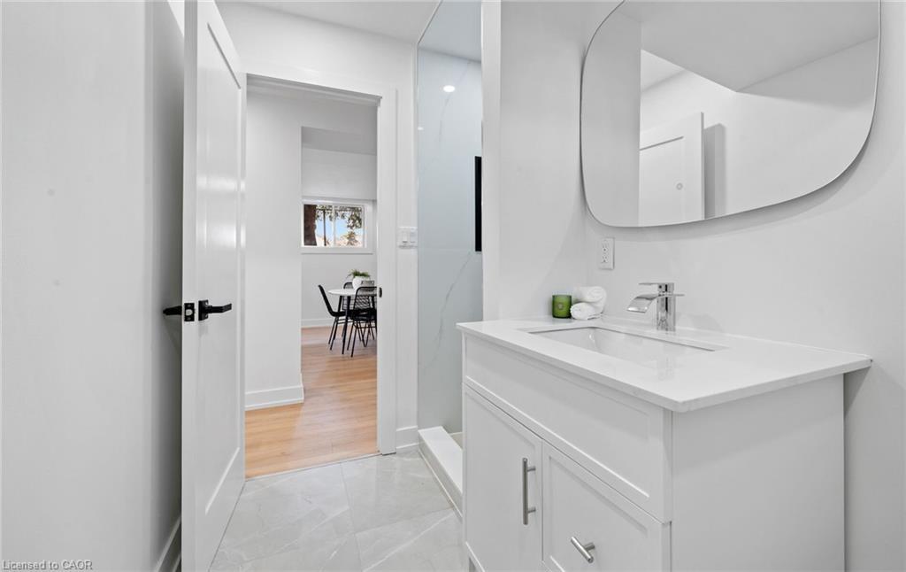 105 Lilacside Drive, Hamilton, ON - Indoor Photo Showing Bathroom