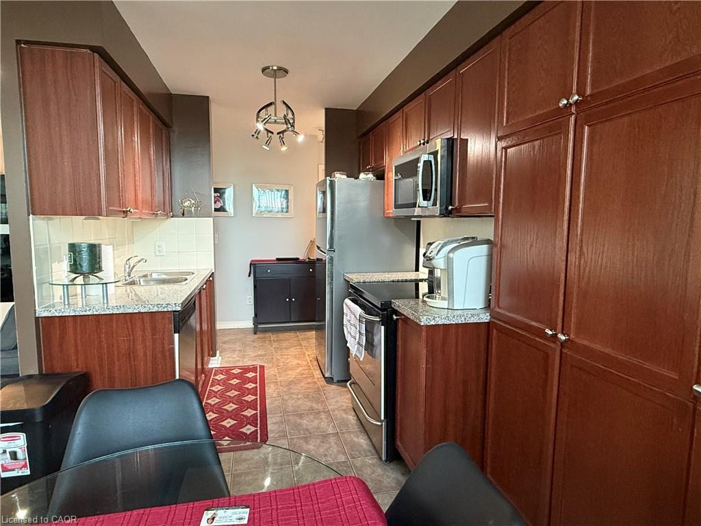 104-4889 Kimbermount Avenue, Mississauga, ON - Indoor Photo Showing Kitchen