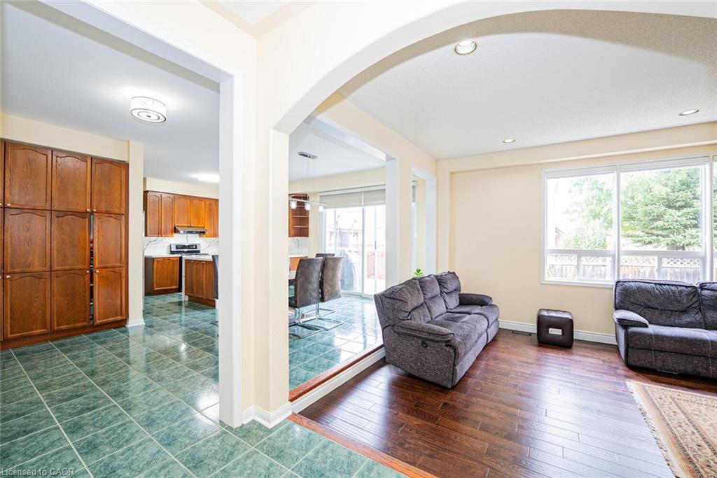 20 Binnery Drive, Brampton, ON - Indoor Photo Showing Living Room