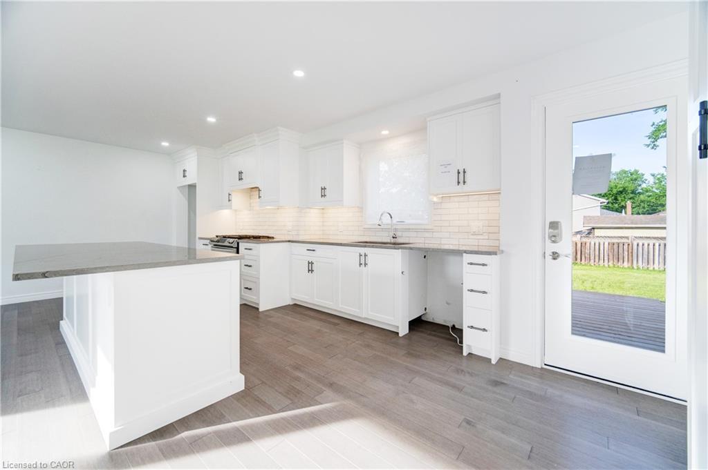 25 Patterson Avenue, Brantford, ON - Indoor Photo Showing Kitchen With Upgraded Kitchen