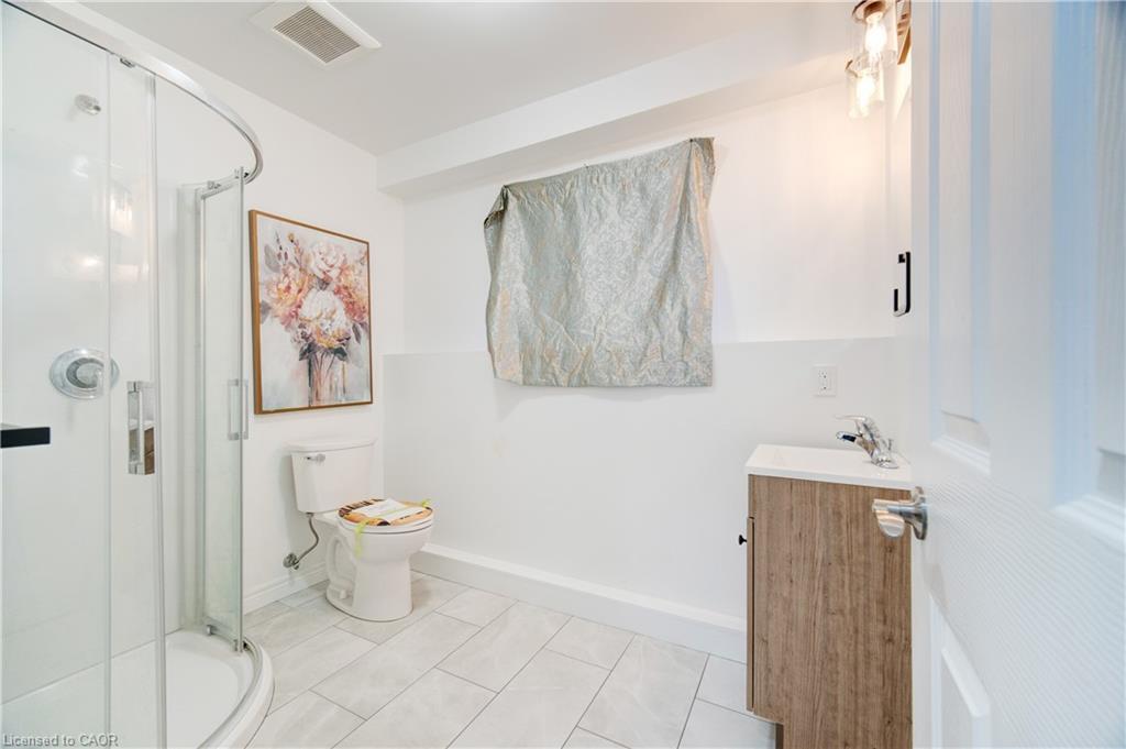 25 Patterson Avenue, Brantford, ON - Indoor Photo Showing Bathroom