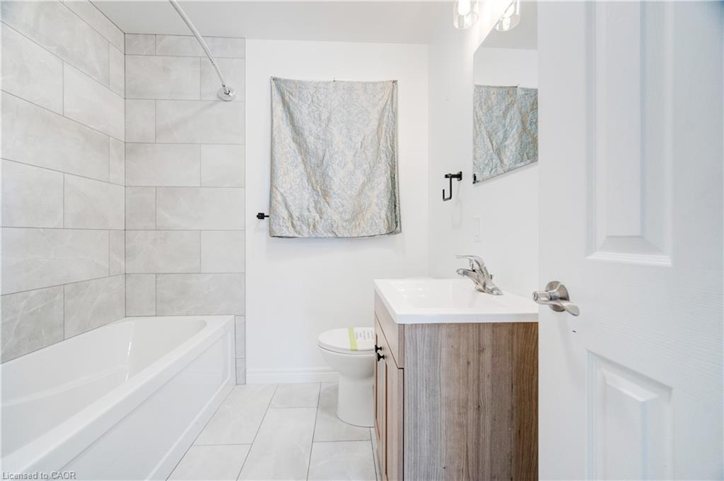 25 Patterson Avenue, Brantford, ON - Indoor Photo Showing Bathroom