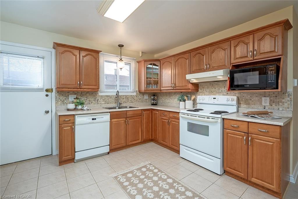 177 Lavina Crescent, Hamilton, ON - Indoor Photo Showing Kitchen With Double Sink