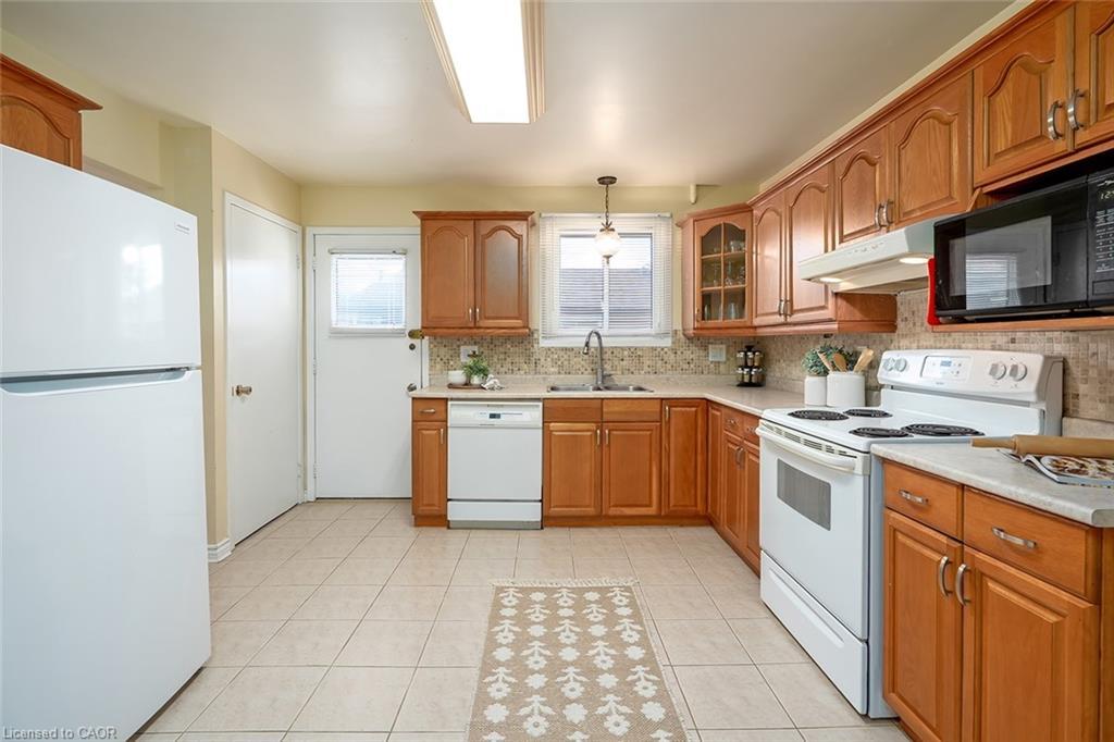 177 Lavina Crescent, Hamilton, ON - Indoor Photo Showing Kitchen With Double Sink