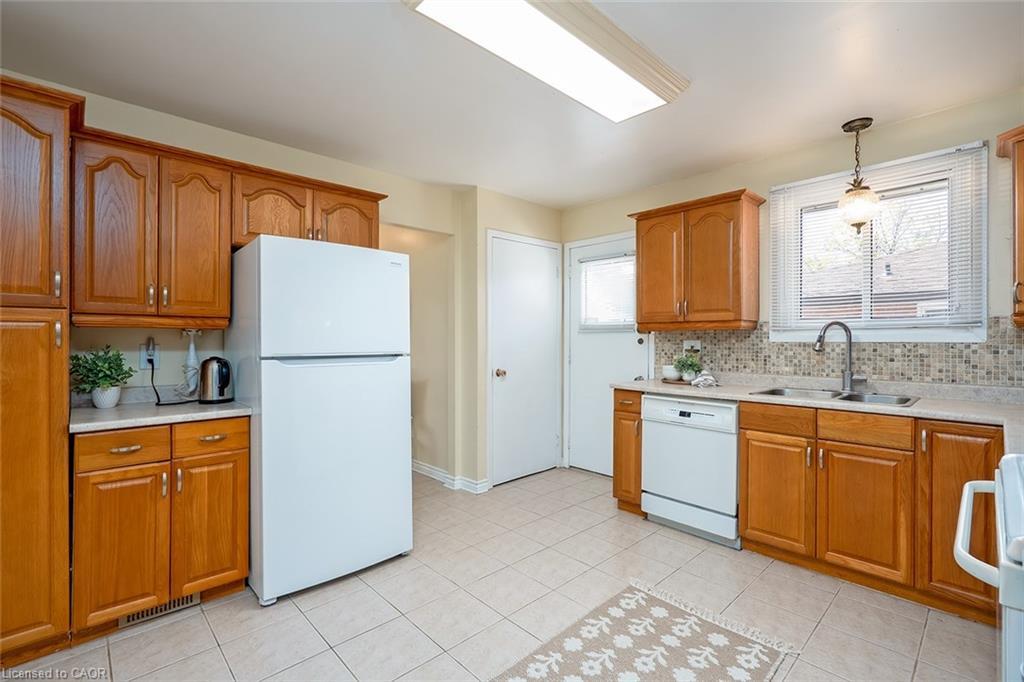 177 Lavina Crescent, Hamilton, ON - Indoor Photo Showing Kitchen With Double Sink