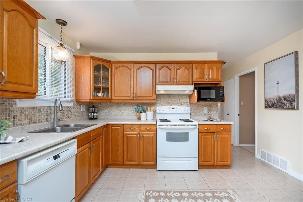 177 Lavina Crescent, Hamilton, ON - Indoor Photo Showing Kitchen With Double Sink