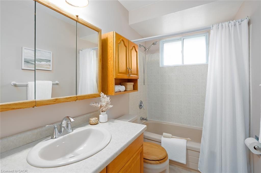 177 Lavina Crescent, Hamilton, ON - Indoor Photo Showing Bathroom