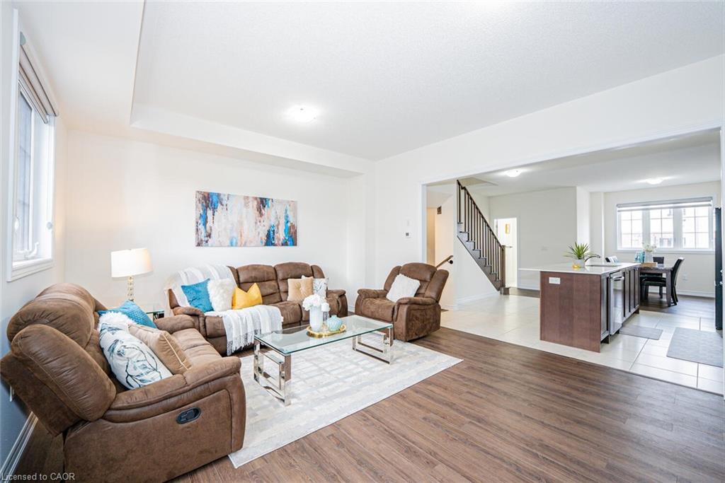 09-68 First Street, Orangeville, ON - Indoor Photo Showing Living Room