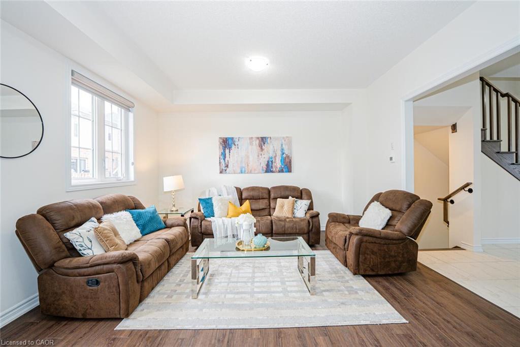09-68 First Street, Orangeville, ON - Indoor Photo Showing Living Room