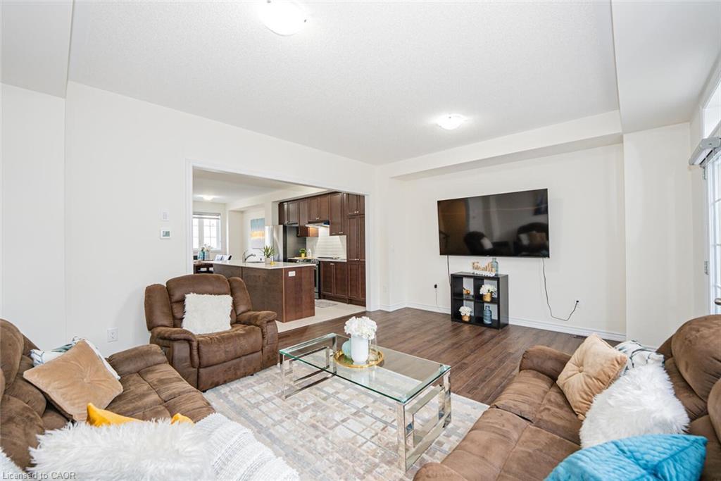 09-68 First Street, Orangeville, ON - Indoor Photo Showing Living Room
