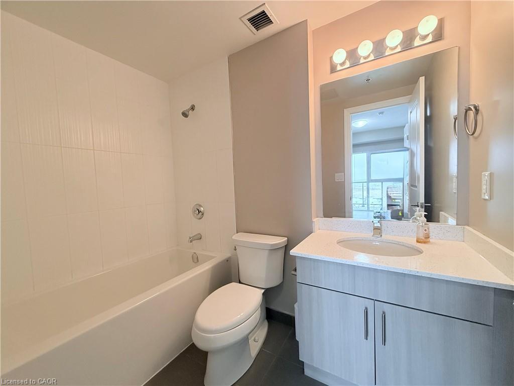 605-560 North Service Road, Grimsby, ON - Indoor Photo Showing Bathroom