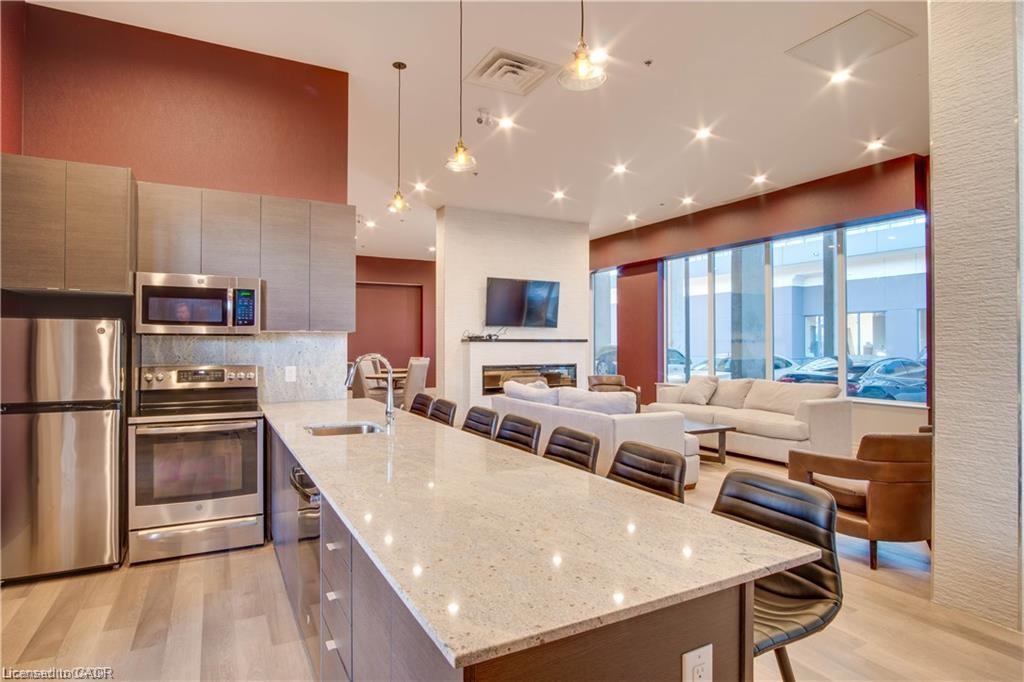605-560 North Service Road, Grimsby, ON - Indoor Photo Showing Kitchen With Stainless Steel Kitchen With Upgraded Kitchen