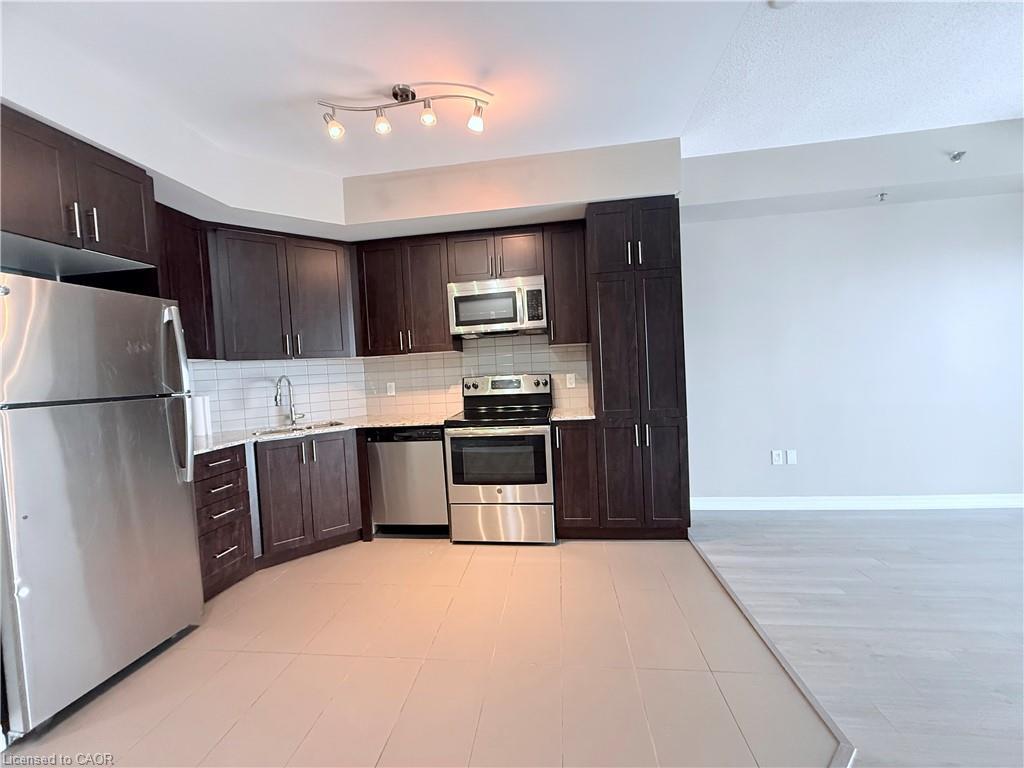 605-560 North Service Road, Grimsby, ON - Indoor Photo Showing Kitchen With Stainless Steel Kitchen