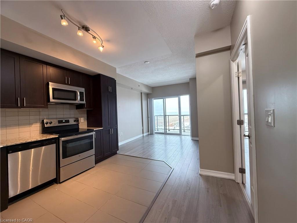 605-560 North Service Road, Grimsby, ON - Indoor Photo Showing Kitchen With Stainless Steel Kitchen