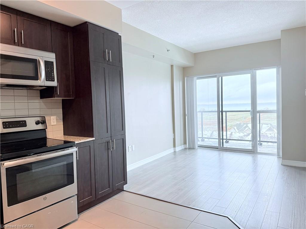 605-560 North Service Road, Grimsby, ON - Indoor Photo Showing Kitchen