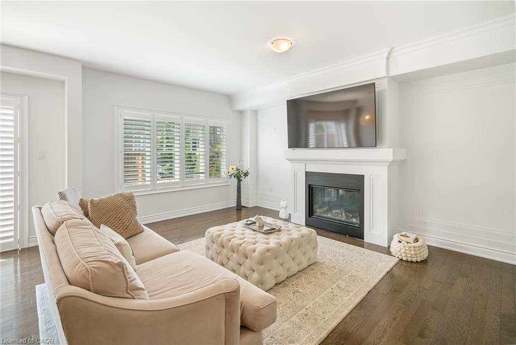 7 Windsor Circle, Niagara-On-The-Lake, ON - Indoor Photo Showing Living Room With Fireplace