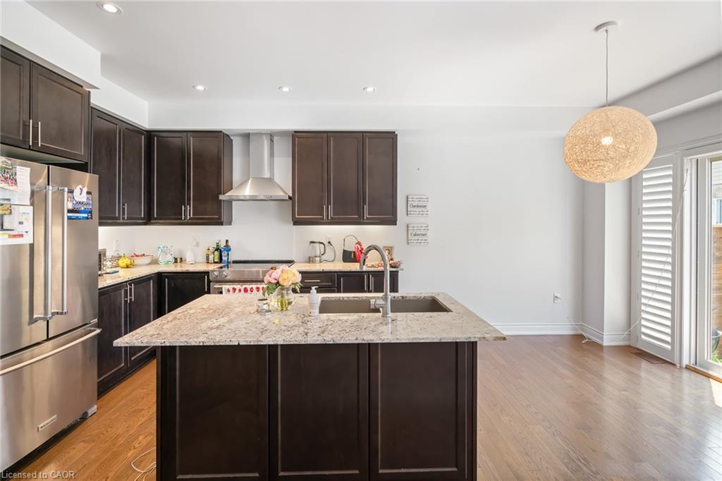 7 Windsor Circle, Niagara-On-The-Lake, ON - Indoor Photo Showing Kitchen With Upgraded Kitchen