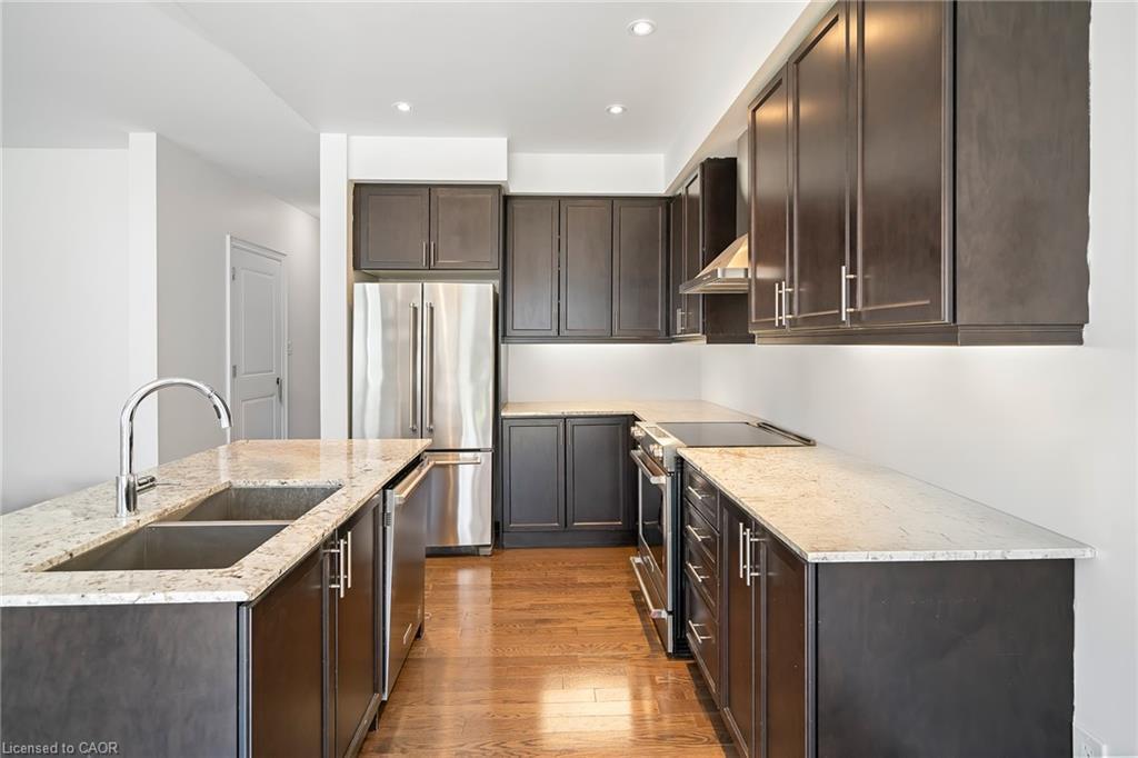 7 Windsor Circle, Niagara-On-The-Lake, ON - Indoor Photo Showing Kitchen With Double Sink With Upgraded Kitchen
