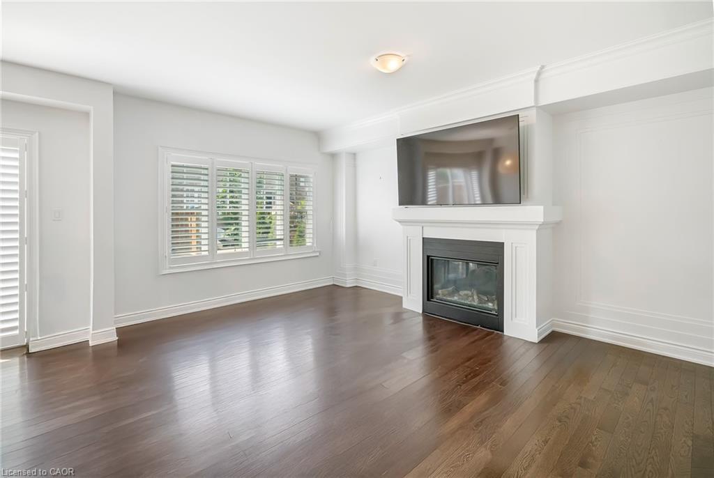 7 Windsor Circle, Niagara-On-The-Lake, ON - Indoor Photo Showing Living Room With Fireplace