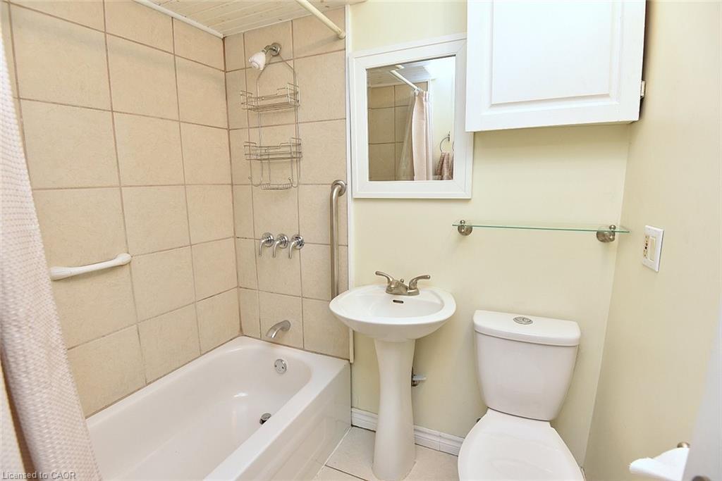 185 Market Street, Hamilton, ON - Indoor Photo Showing Bathroom