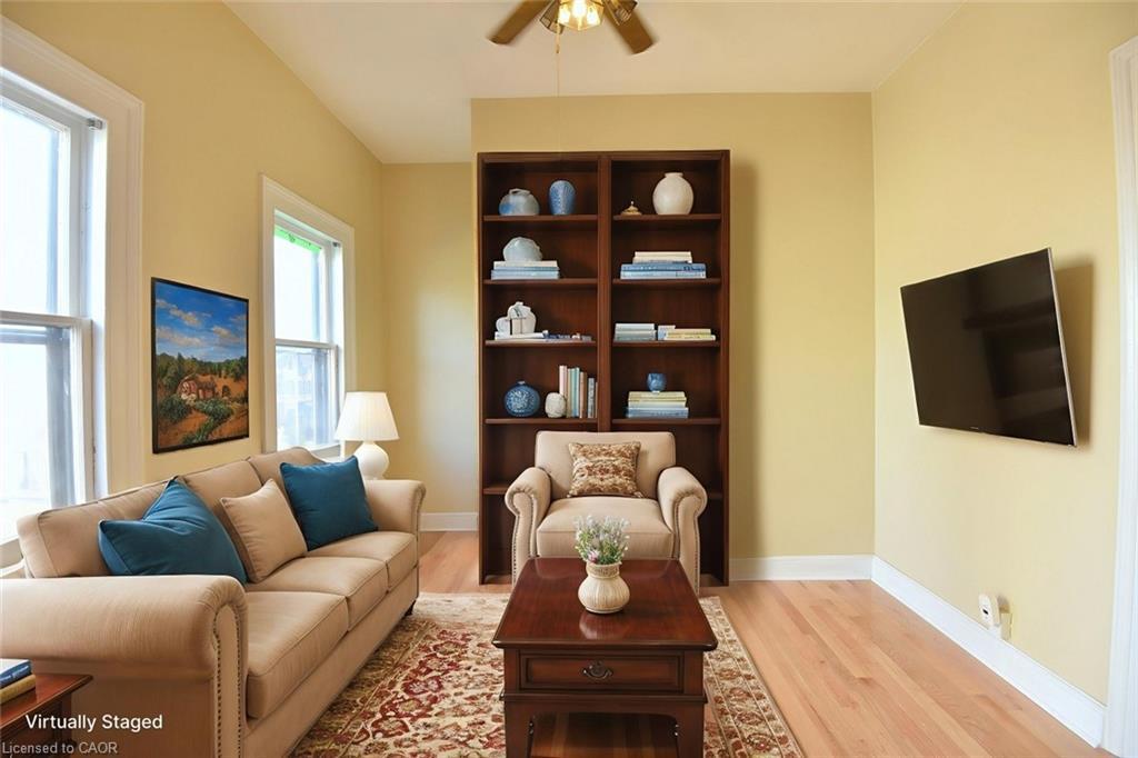 185 Market Street, Hamilton, ON - Indoor Photo Showing Living Room