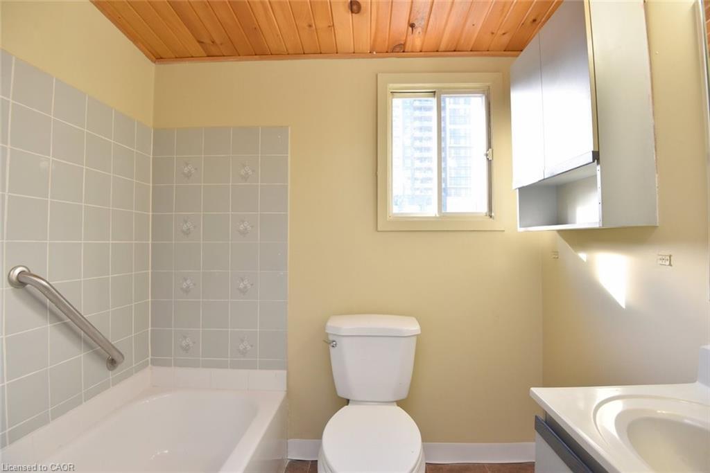 185 Market Street, Hamilton, ON - Indoor Photo Showing Bathroom