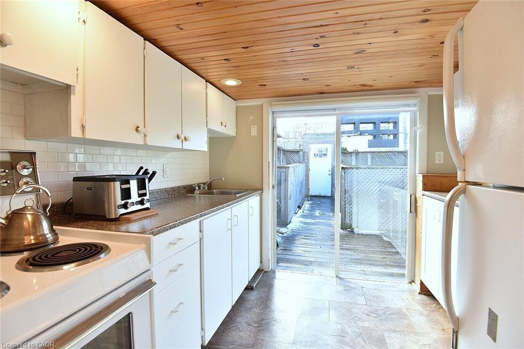 185 Market Street, Hamilton, ON - Indoor Photo Showing Kitchen