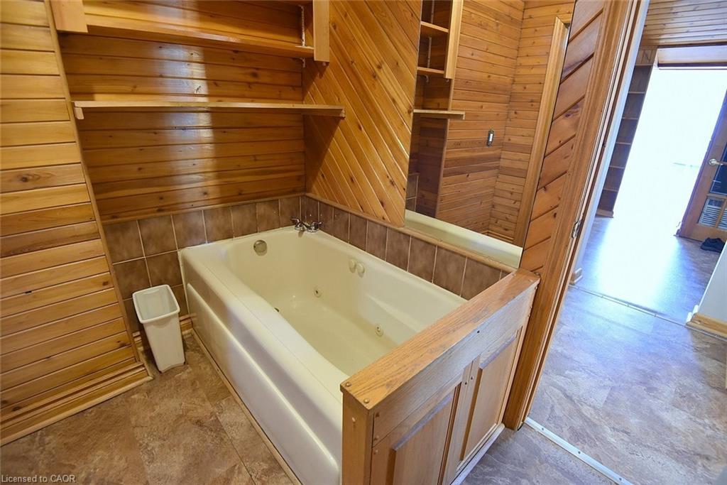 185 Market Street, Hamilton, ON - Indoor Photo Showing Bathroom