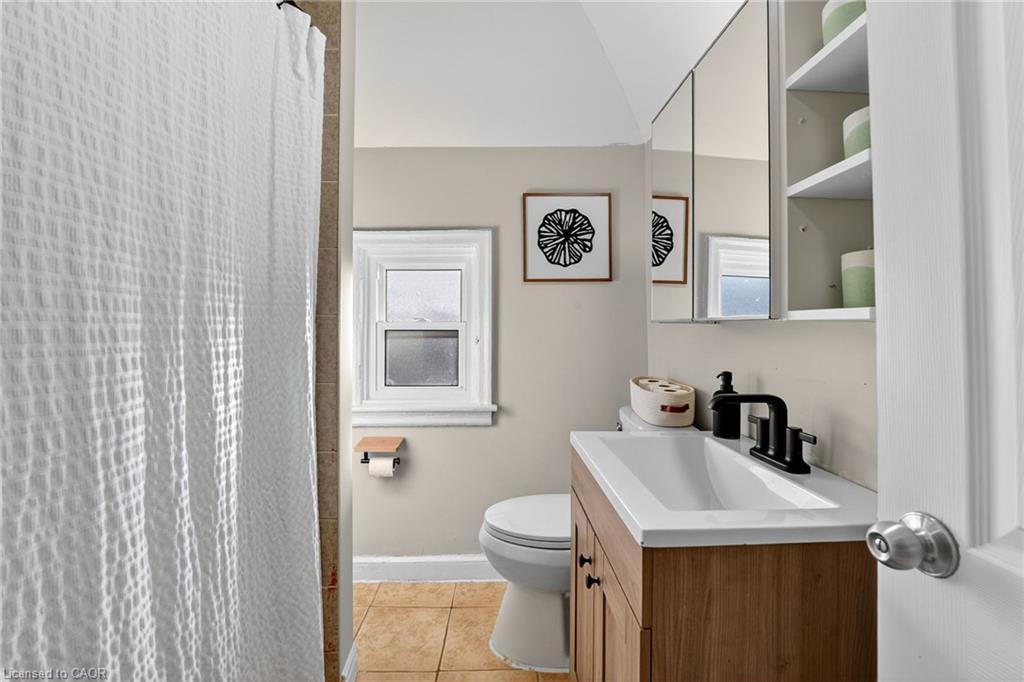 56 Francis Street, Hamilton, ON - Indoor Photo Showing Bathroom
