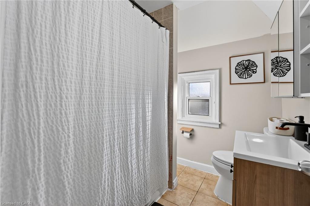 56 Francis Street, Hamilton, ON - Indoor Photo Showing Bathroom