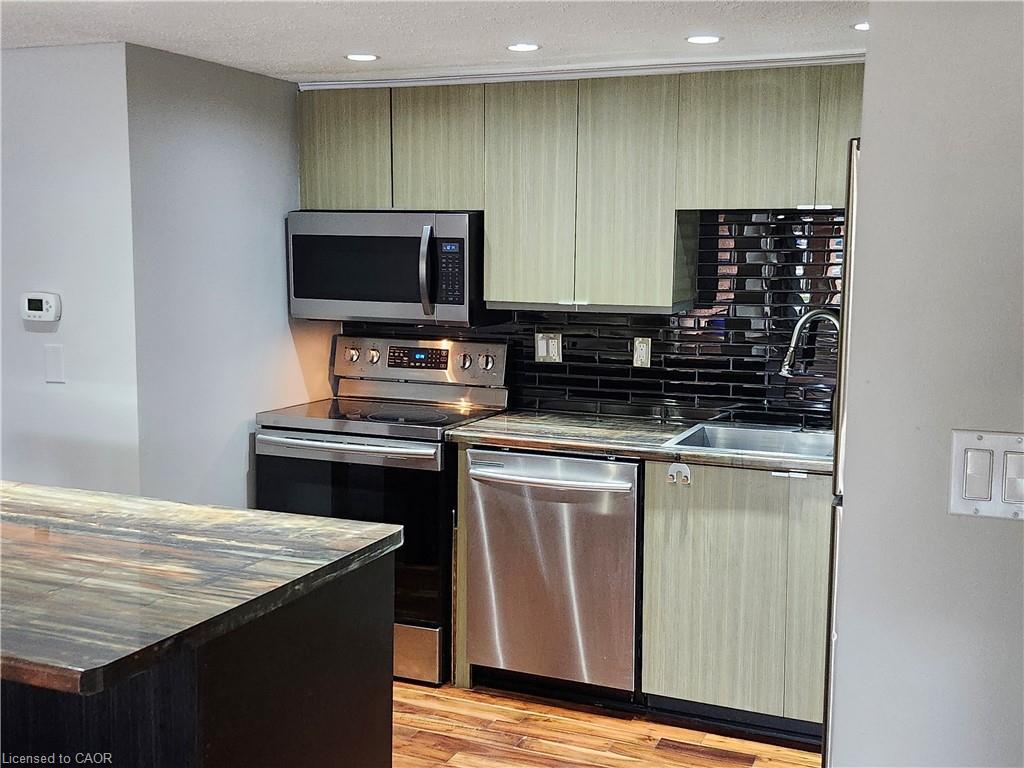 223-895 Maple Avenue, Burlington, ON - Indoor Photo Showing Kitchen
