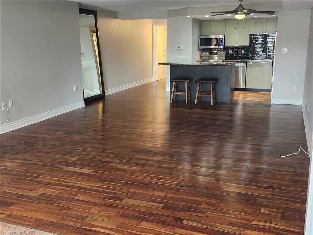 223-895 Maple Avenue, Burlington, ON - Indoor Photo Showing Kitchen