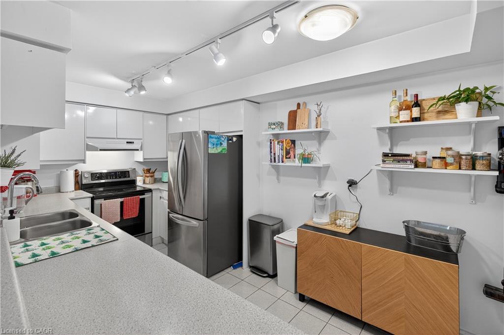 811-1276 Maple Crossing Boulevard, Burlington, ON - Indoor Photo Showing Kitchen With Double Sink