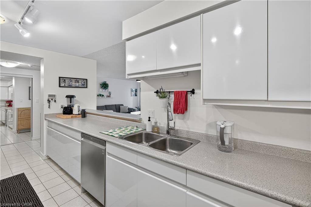 811-1276 Maple Crossing Boulevard, Burlington, ON - Indoor Photo Showing Kitchen With Double Sink