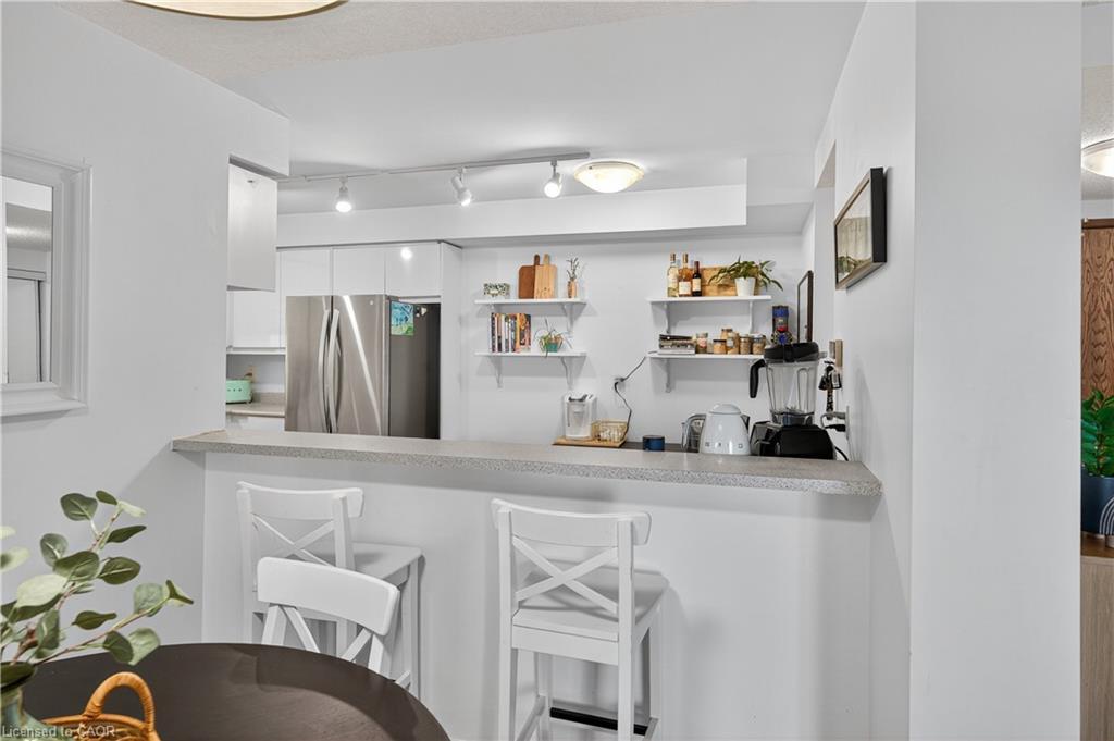 811-1276 Maple Crossing Boulevard, Burlington, ON - Indoor