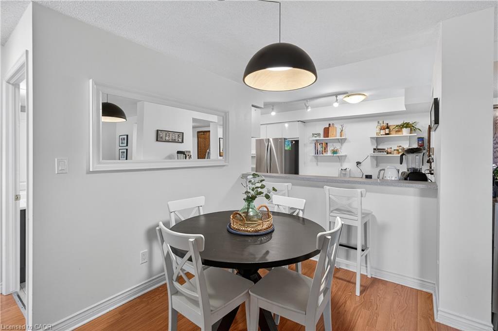 811-1276 Maple Crossing Boulevard, Burlington, ON - Indoor Photo Showing Dining Room