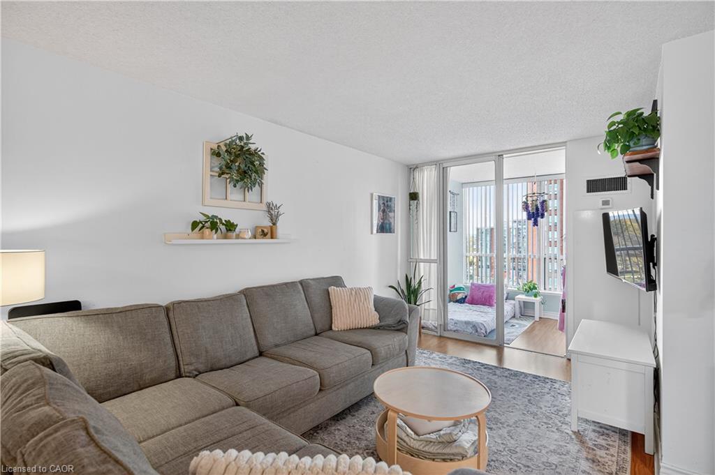 811-1276 Maple Crossing Boulevard, Burlington, ON - Indoor Photo Showing Living Room