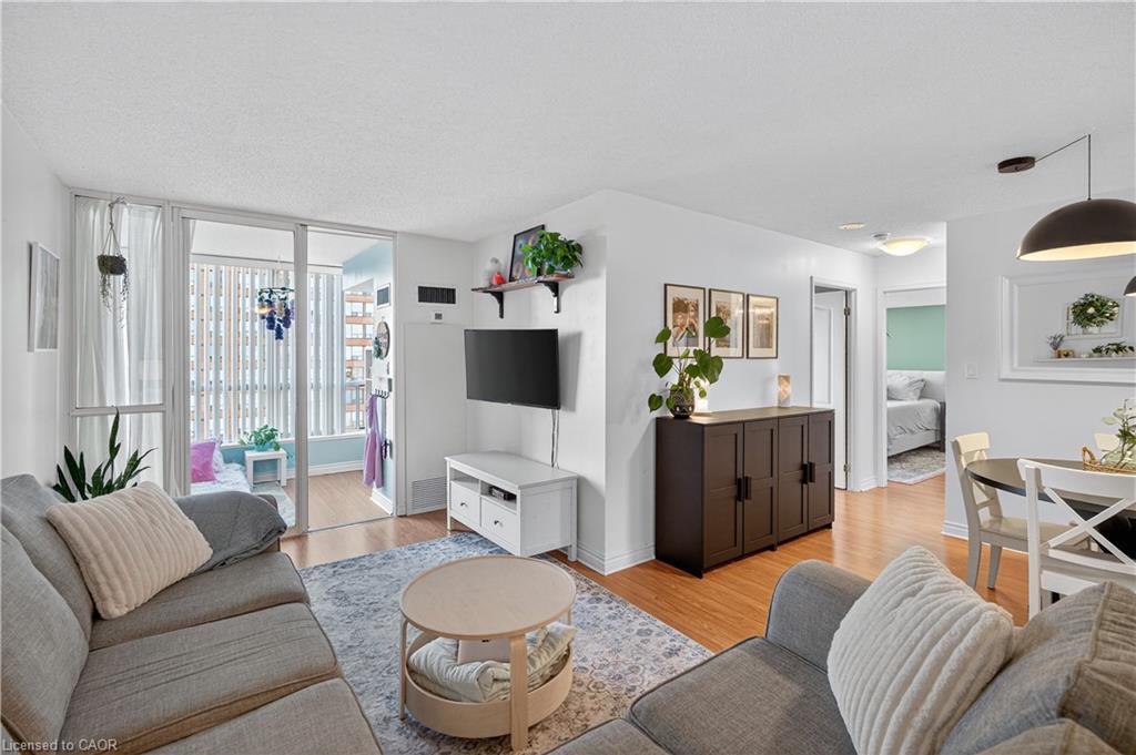811-1276 Maple Crossing Boulevard, Burlington, ON - Indoor Photo Showing Living Room