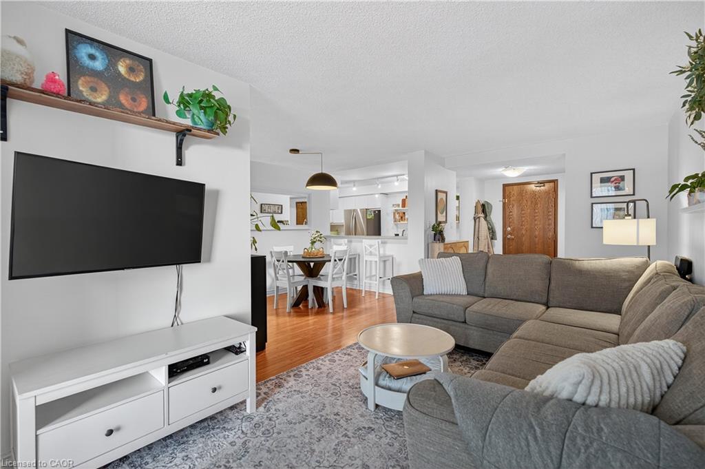 811-1276 Maple Crossing Boulevard, Burlington, ON - Indoor Photo Showing Living Room