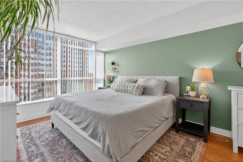811-1276 Maple Crossing Boulevard, Burlington, ON - Indoor Photo Showing Bedroom