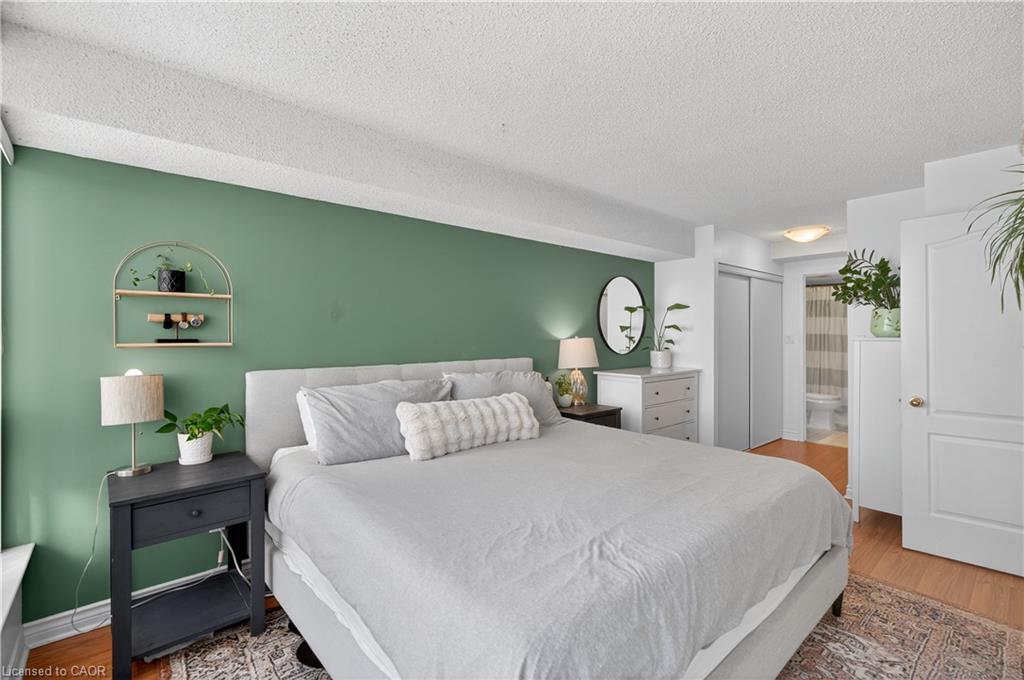 811-1276 Maple Crossing Boulevard, Burlington, ON - Indoor Photo Showing Bedroom